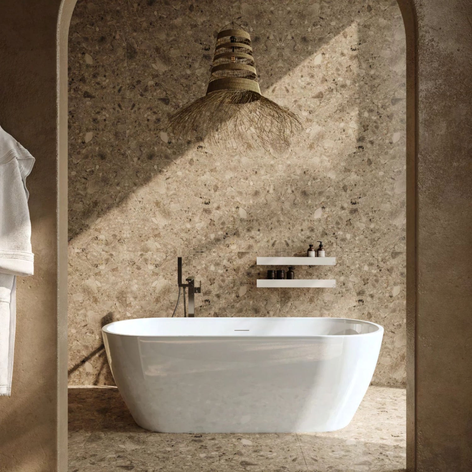 Banheira de ilha Showerbox Benny branca instalada em ambiente luxuoso com revestimento cerâmico tipo pedra.