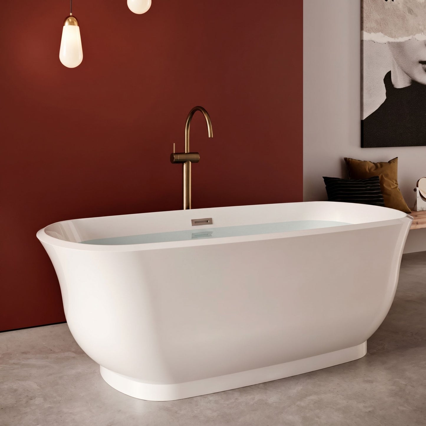 Banheira freestanding Showerbox Samu com água em ambiente decorado com tons terracota.