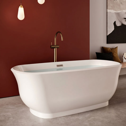 Banheira freestanding Showerbox Samu com água em ambiente decorado com tons terracota.