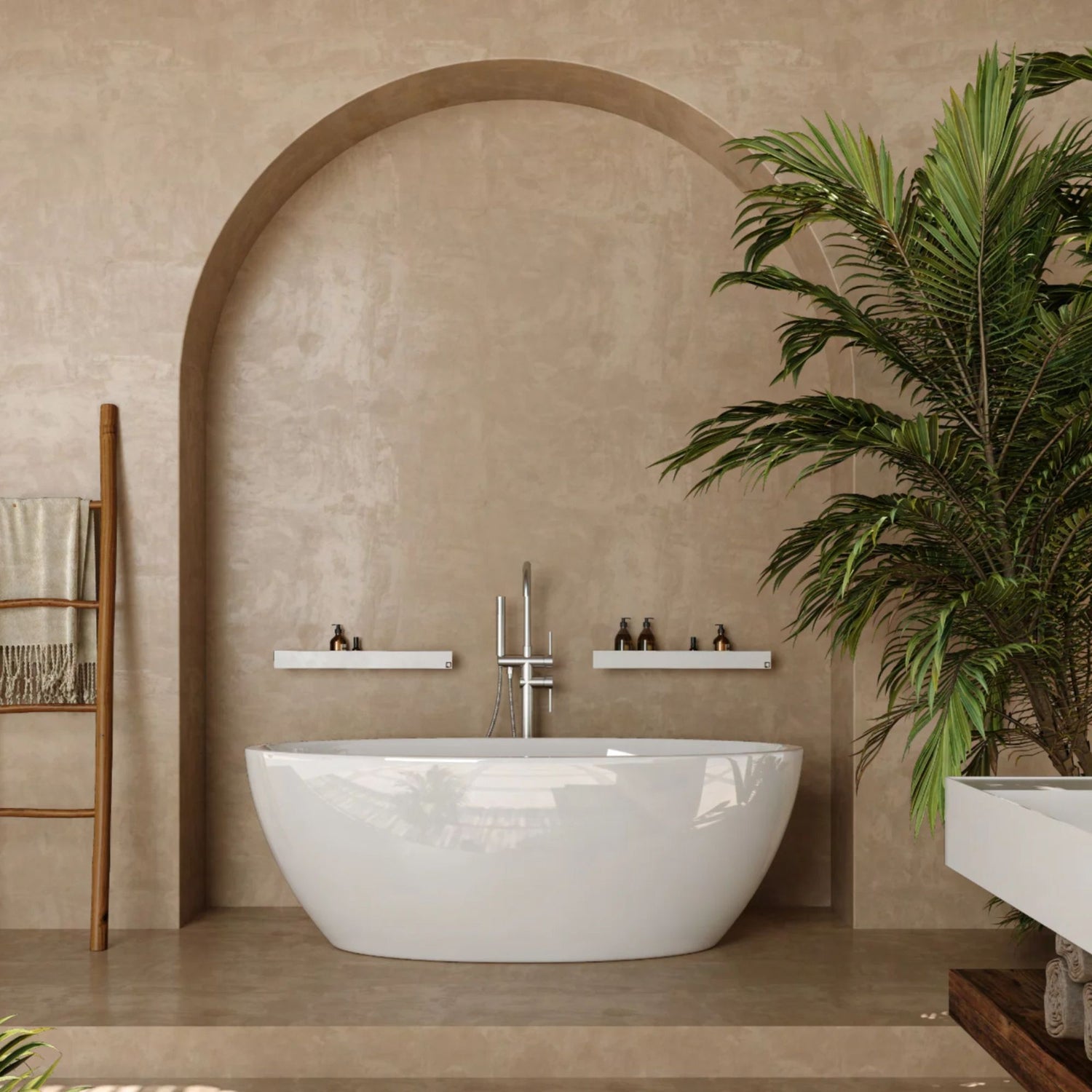 Banheira independente Noa branca instalada num ambiente de casa de banho com arco decorativo e plantas.