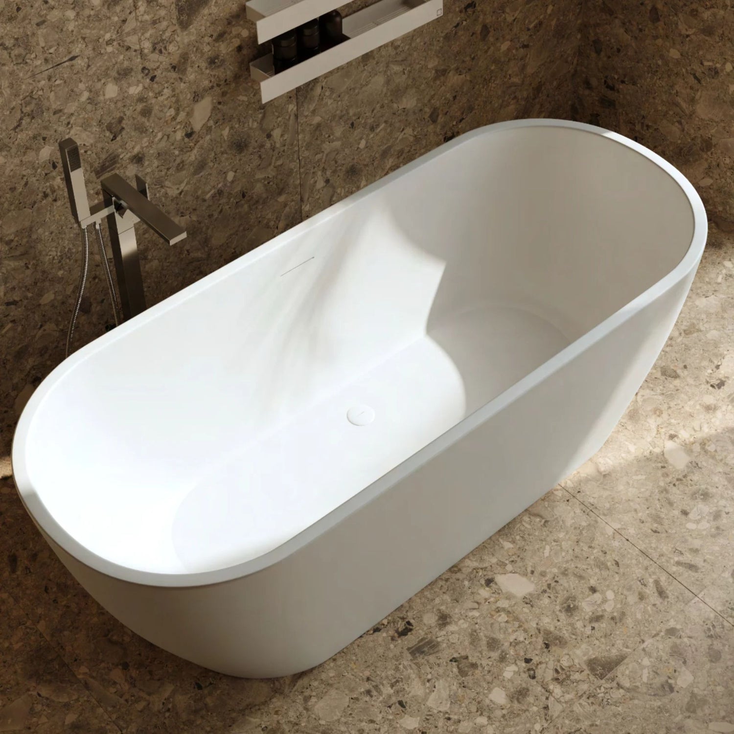 Banheira de ilha Showerbox Benny branca instalada em ambiente luxuoso com revestimento cerâmico tipo pedra.