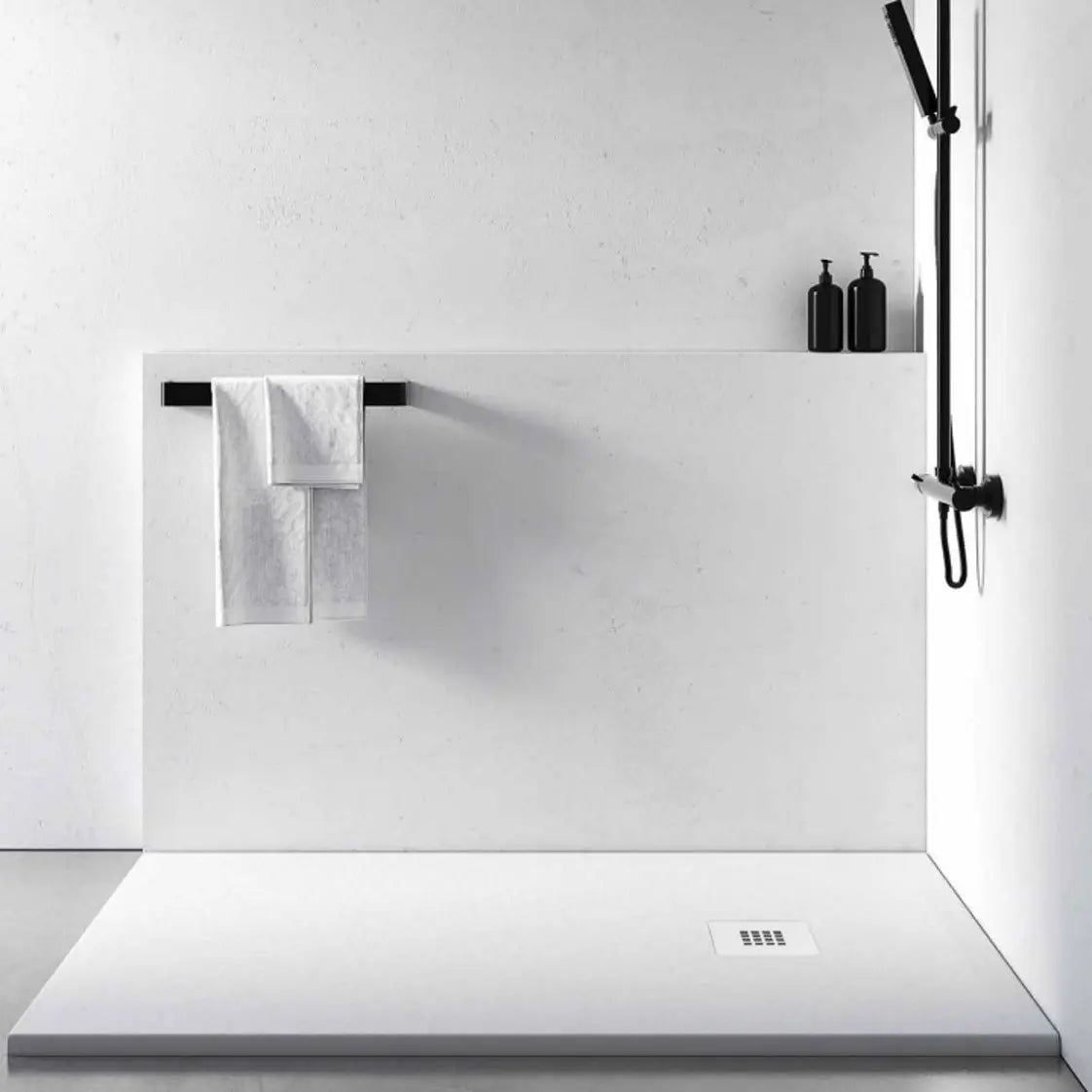 Base de duche Next branca instalada num ambiente minimalista com acessórios em preto mate
