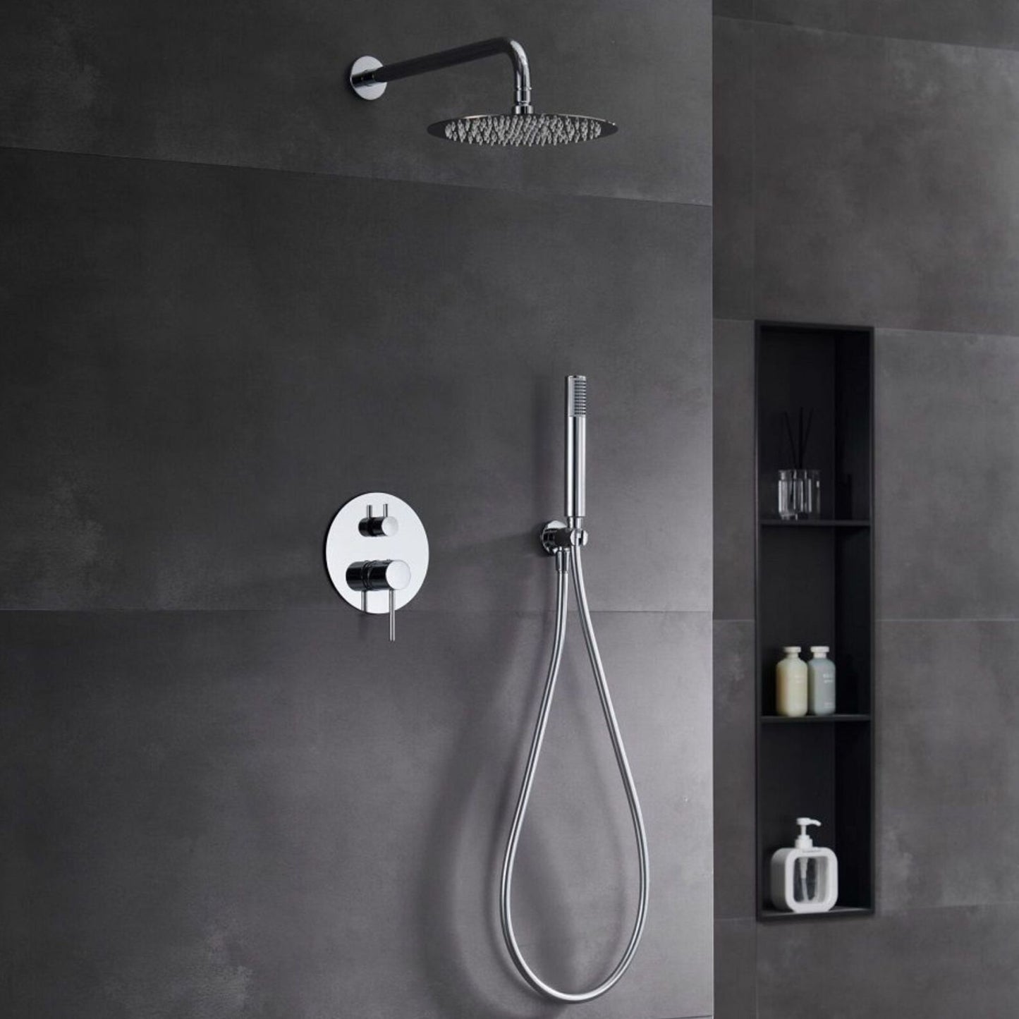 Casa de banho moderna com sistema de duche de encastrar Imex Monza instalado em parede cinza antracite.