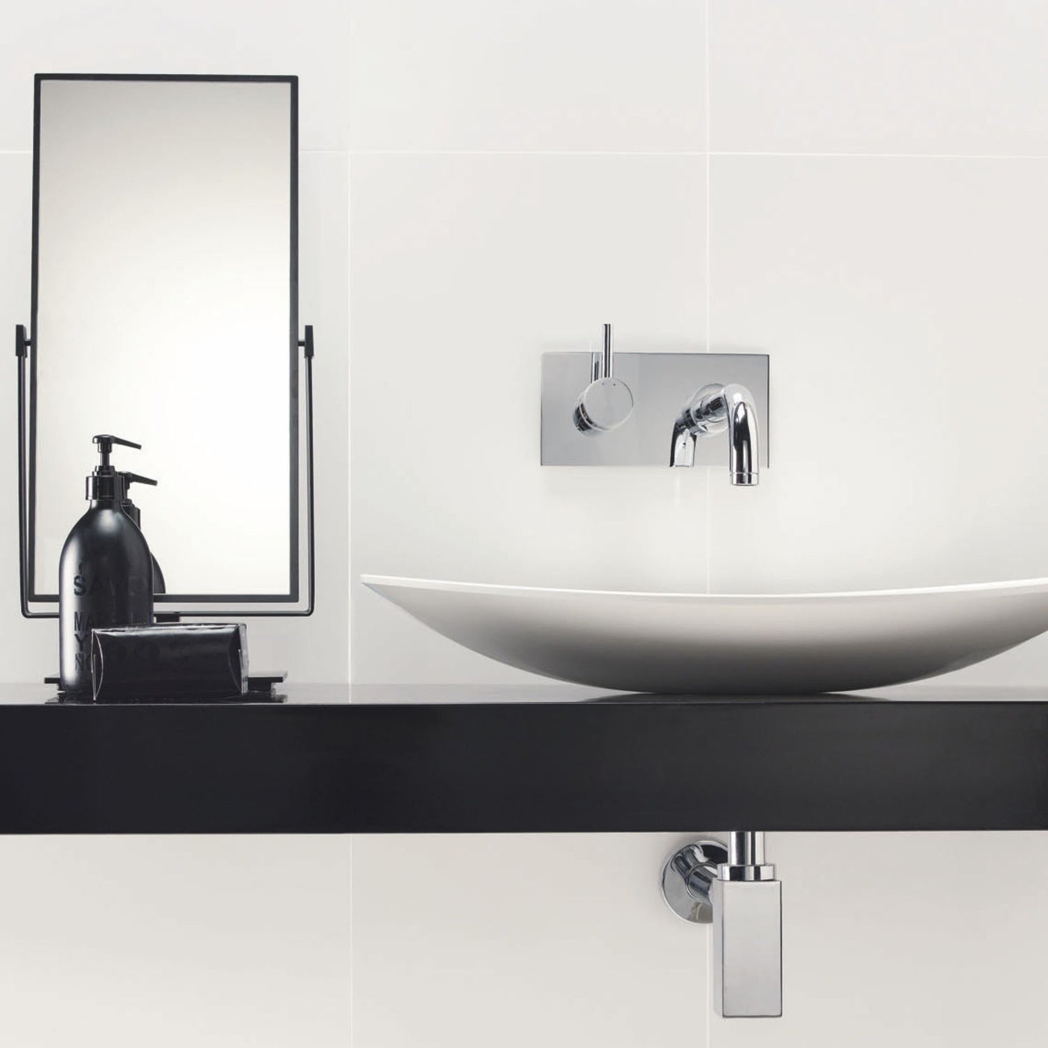 Alt text: 'casa de banho com revestimento cerâmico branco e lavatório moderno.'