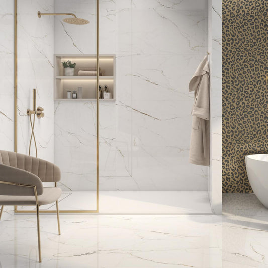 Casa de banho luxuosa revestida com pavimento e paredes Torano Dorado 60x120cm da Pamesa.