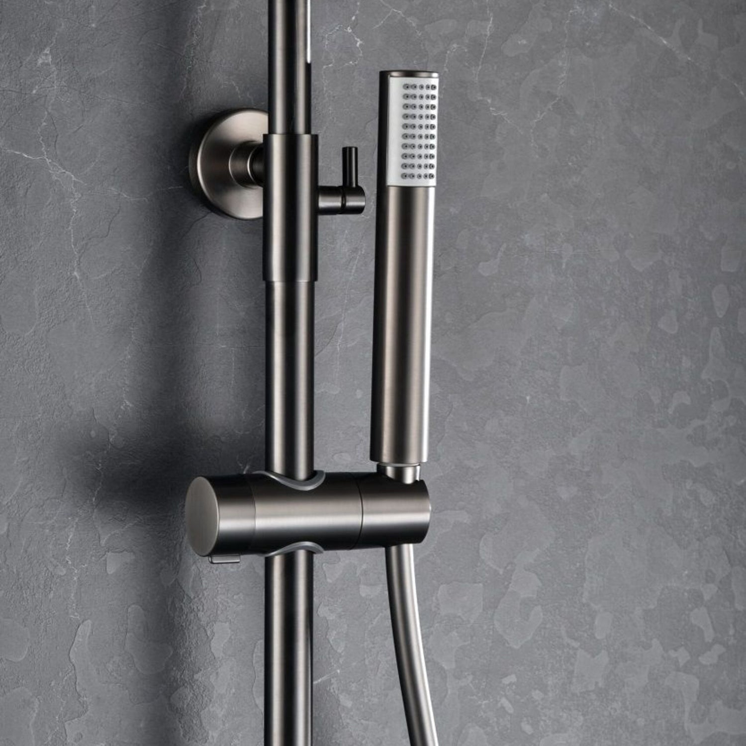 Chuveiro de mão cilíndrico (teleduche) da série Monza Black Gun Metal com suporte regulável.