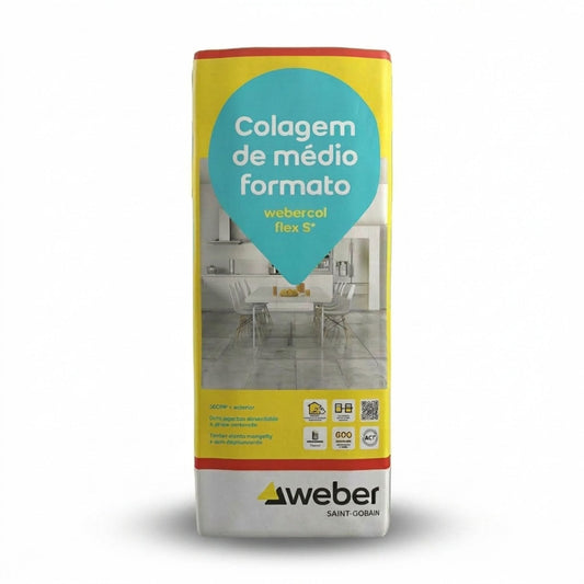 Saco de 25kg de cimento cola Weber Flex S+ cinza para colagem de cerâmica e pedra.