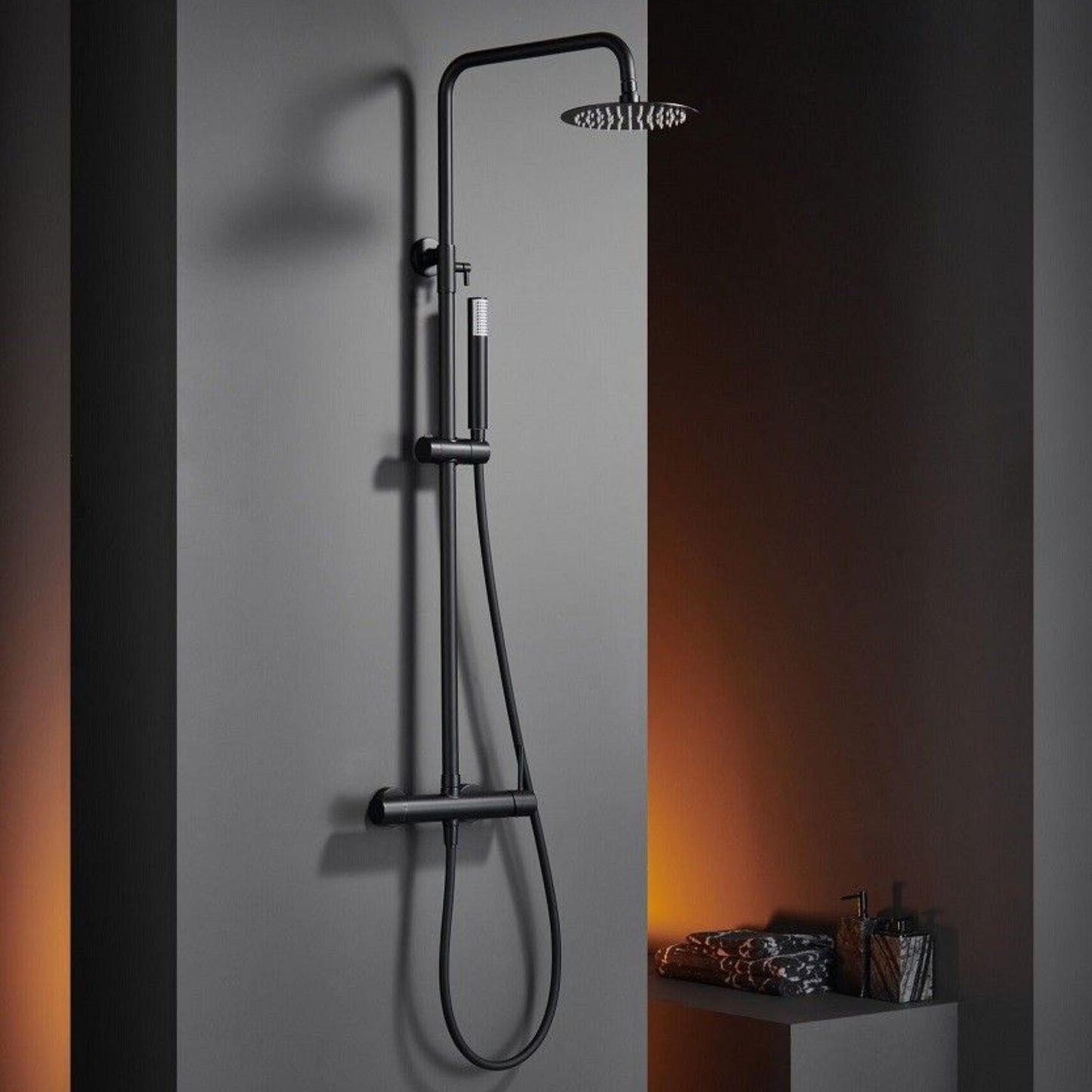 Coluna de duche Imex Monza preto mate instalada em ambiente de casa de banho moderna.