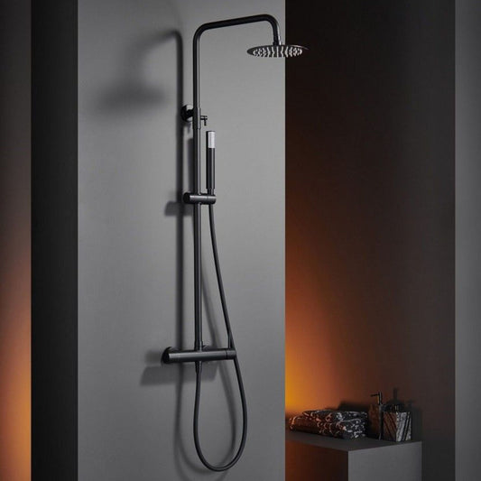Coluna de duche Imex Monza preto mate instalada em ambiente de casa de banho moderna.