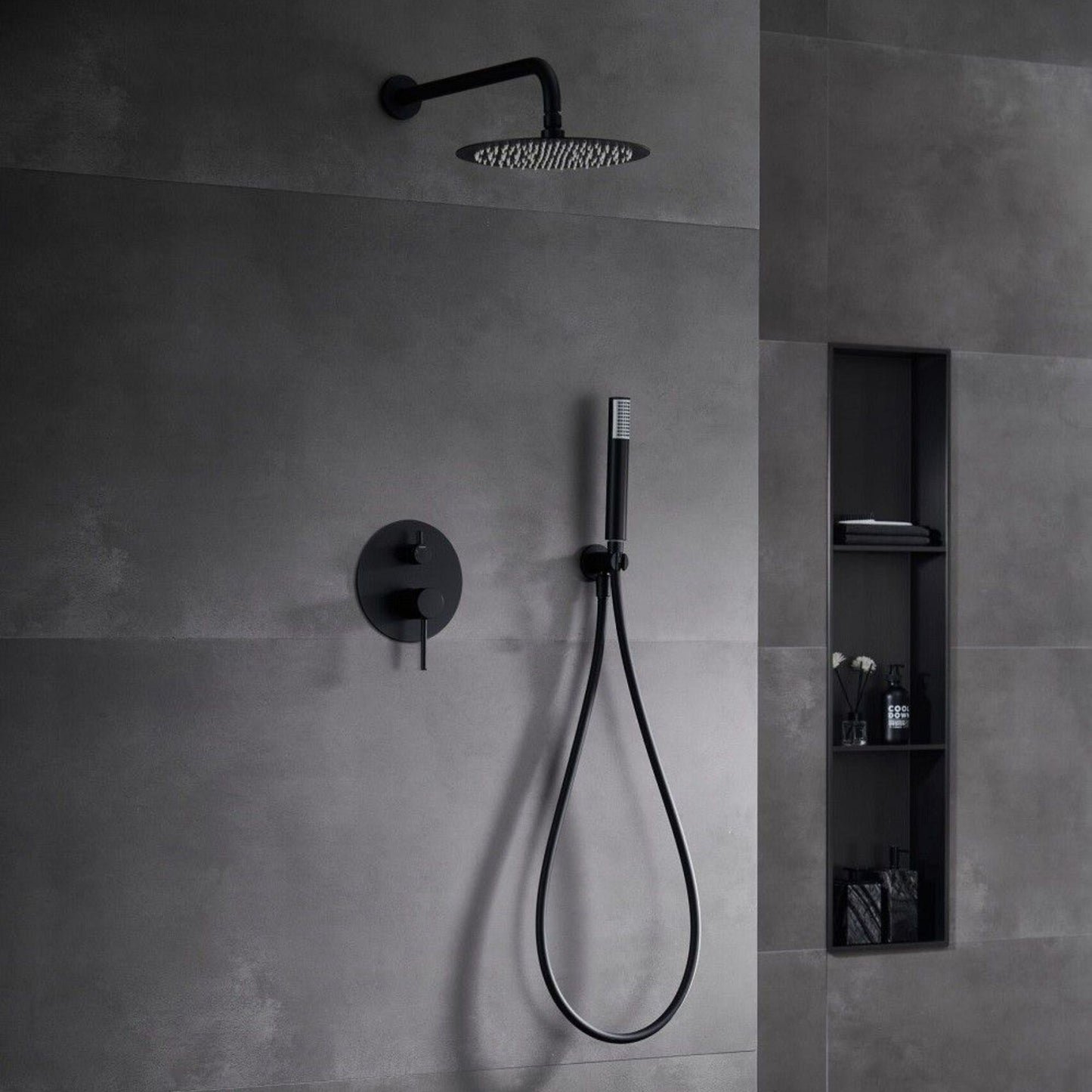 Conjunto de duche de encastrar Imex Monza preto mate instalado em casa de banho moderna com revestimento cinza.