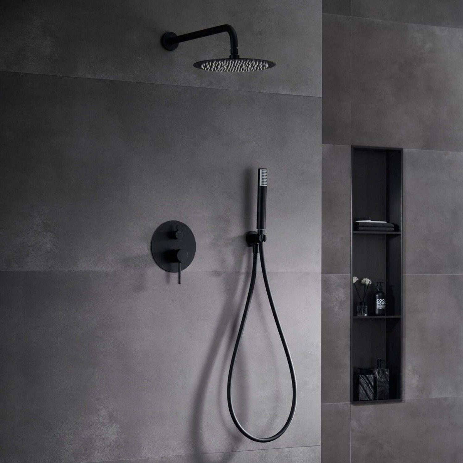 Conjunto de duche de encastrar Imex Monza preto mate instalado em casa de banho moderna com revestimento cinza.