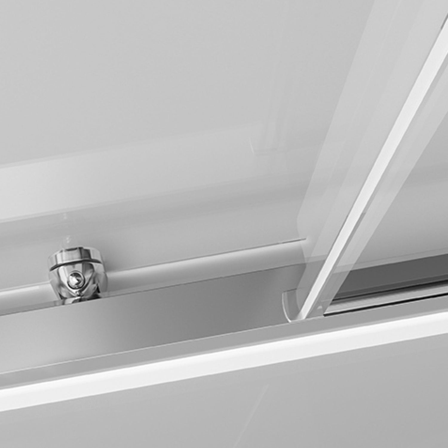 Pormenor do sistema de fixação e calha cromada da cabine de duche H-Duo Kn.