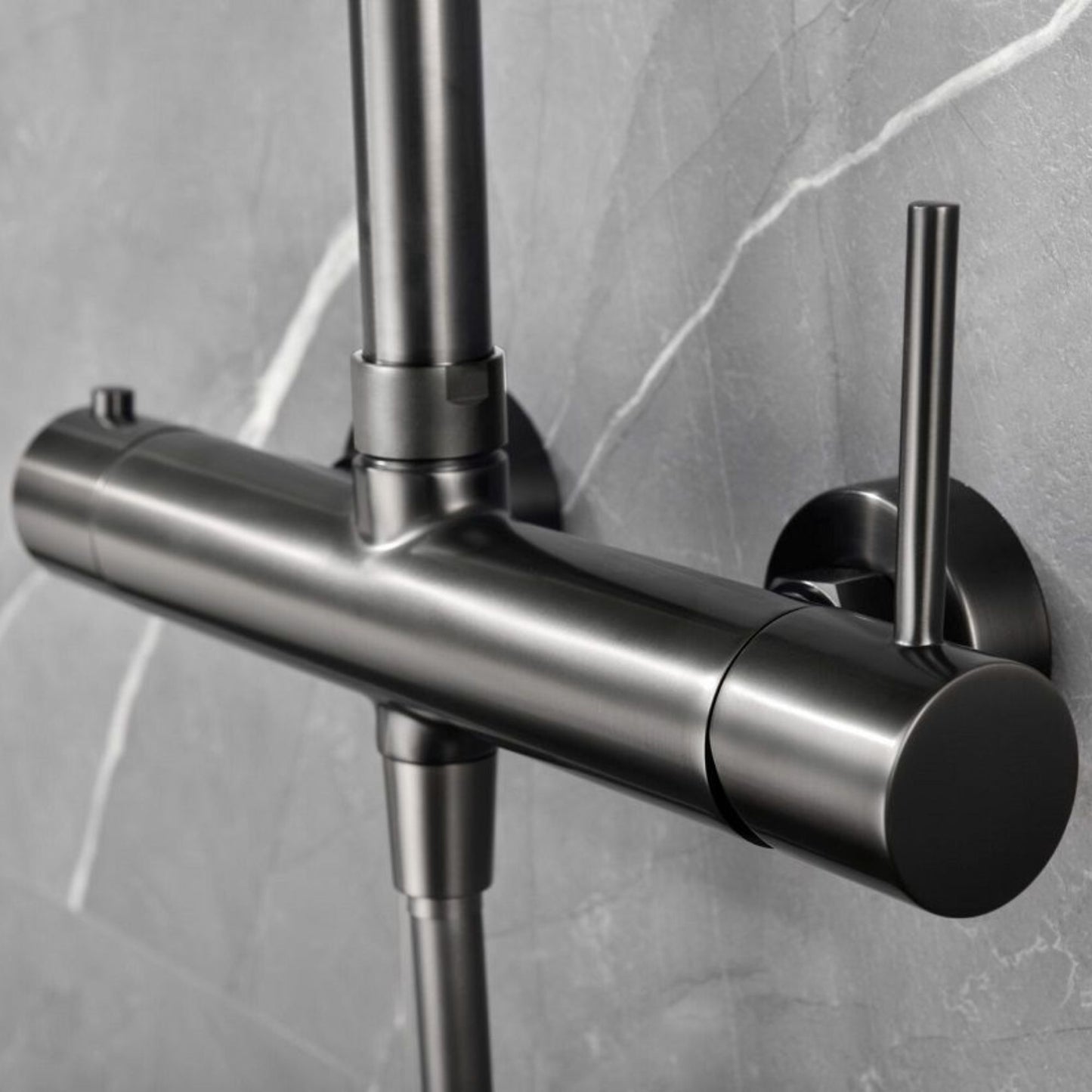 Pormenor da torneira monocomando e manípulo da coluna de duche Monza Black Gun Metal.
