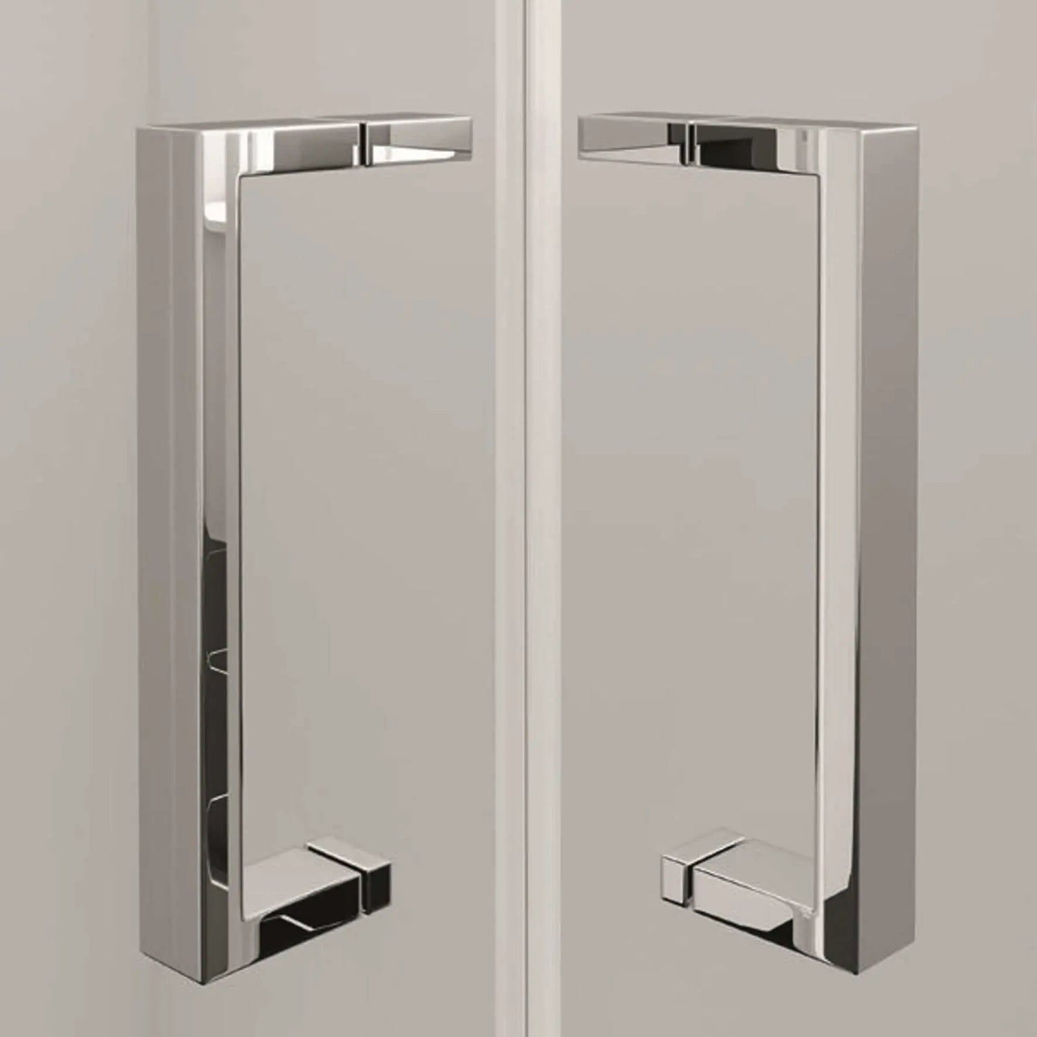 Pormenor dos puxadores metálicos cromados de design quadrado da cabine de duche H-Duo Kan.