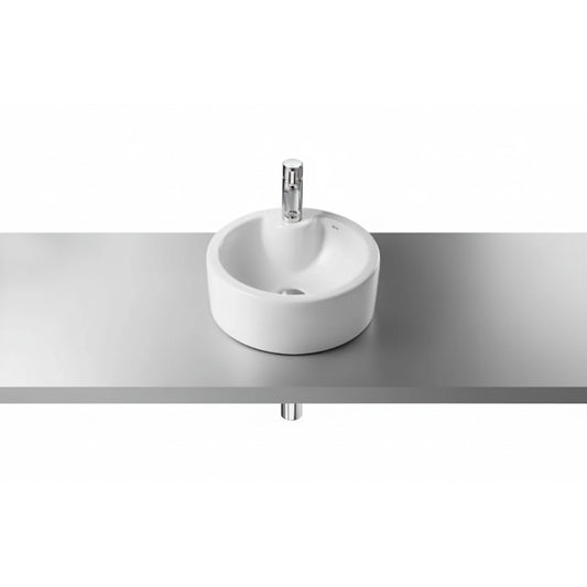 Lavatório de bancada Roca Terra 390 branco, instalado numa superfície metálica, com misturadora de lavatório.