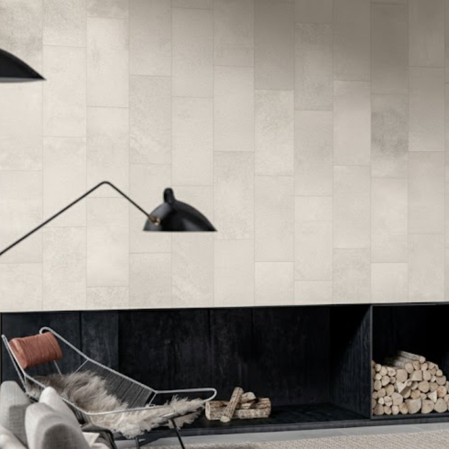 Pavimento cerâmico Dominó Everstone Cream 30x60cm visto por cima de uma lareira comum candeeiro à frente