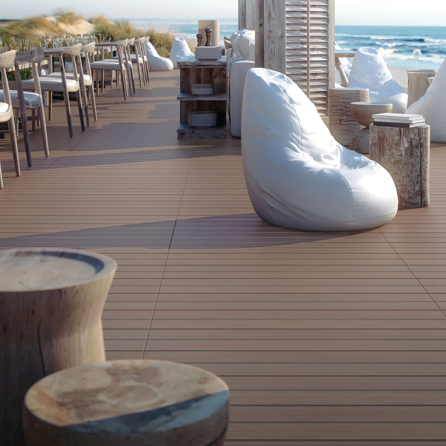 Detalhe da textura estriada do pavimento cerâmico Dómino Topdeck Wengue 20x90cm R10   