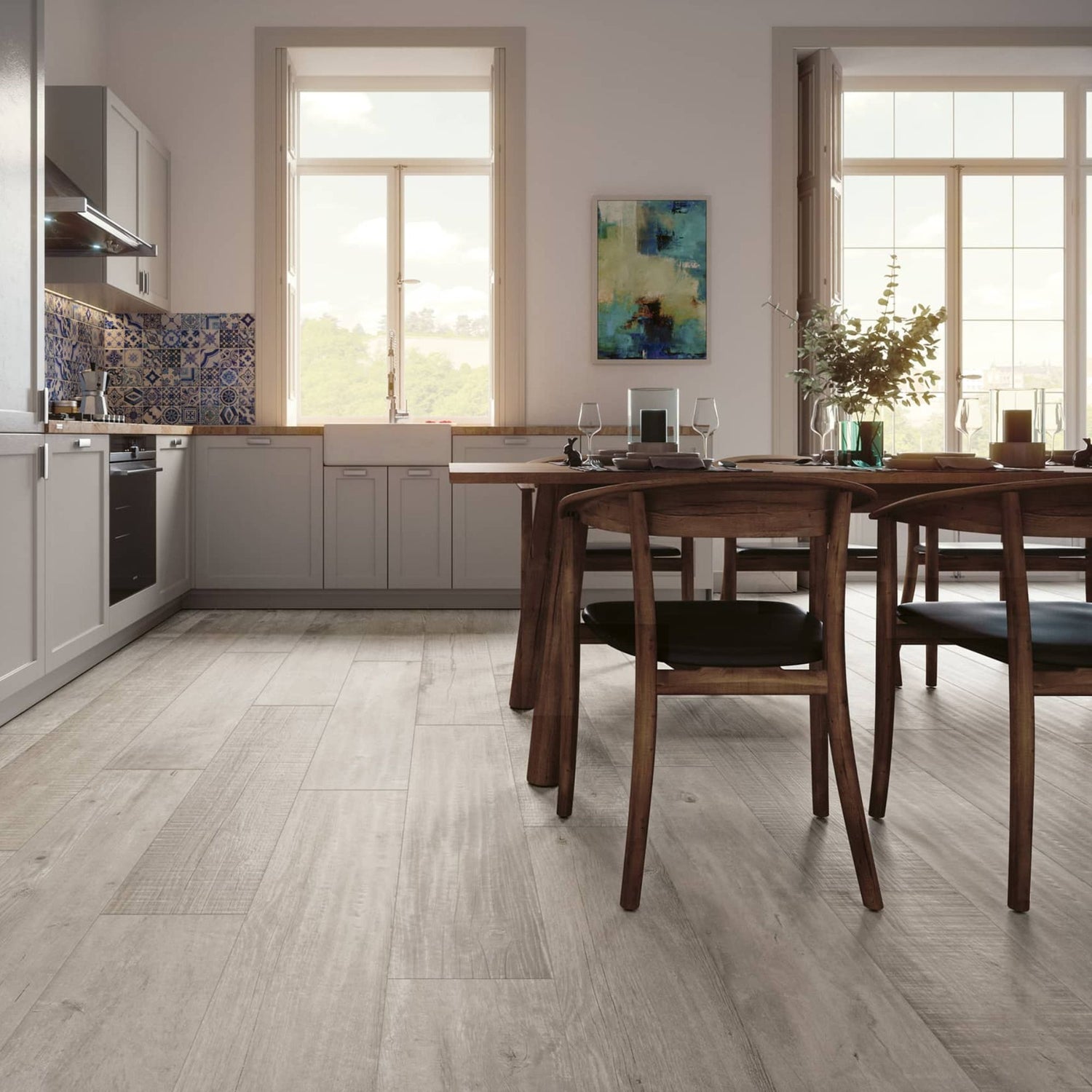 Cozinha e zona de refeição com pavimento cerâmico Gresart Vermont Ash 25x150cm no chão.