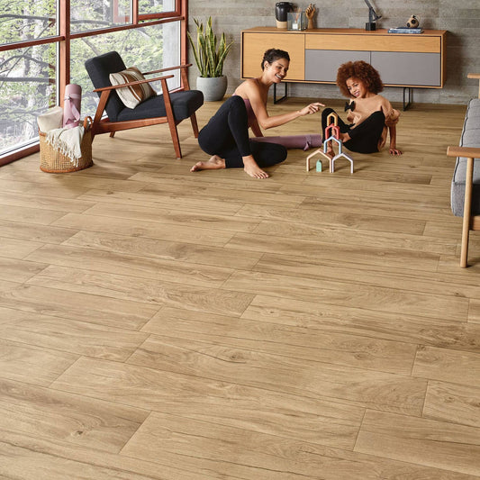 Pavimento cerâmico NATIVE Dark Beige 20x100 cm instalado numa sala de estar com ambiente de yoga.