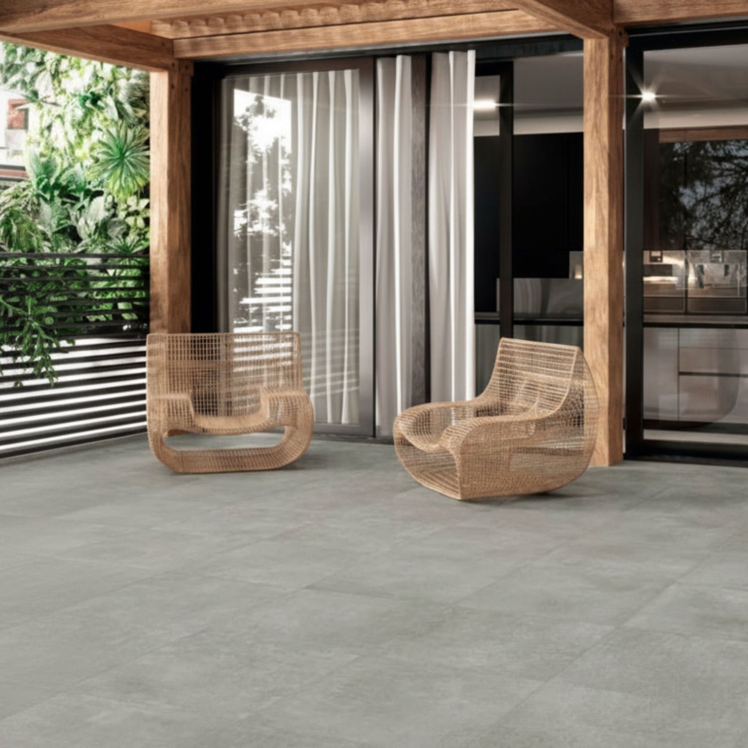 Pavimento cerâmico Eaton Ash 45x45cm aplicado em zona de lazer exterior com poltronas de design.