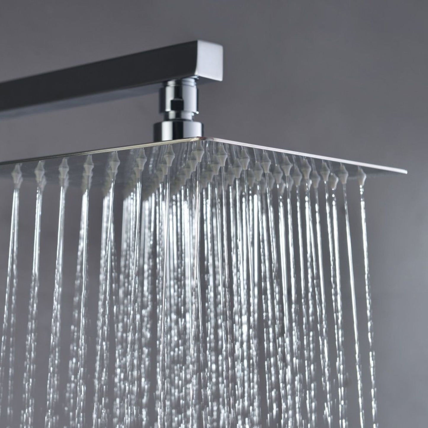 Detalhe do pulverizador superior quadrado cromado com efeito chuva da gama Imex Vigo.