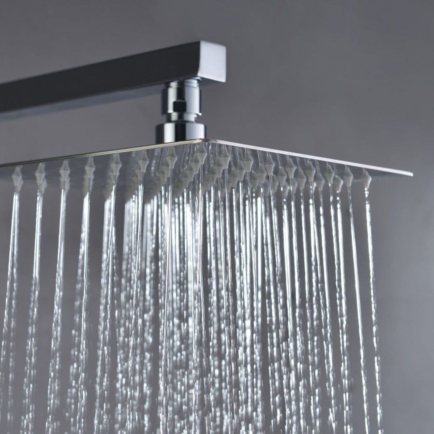 Detalhe do pulverizador superior quadrado cromado com efeito chuva da gama Imex Vigo.