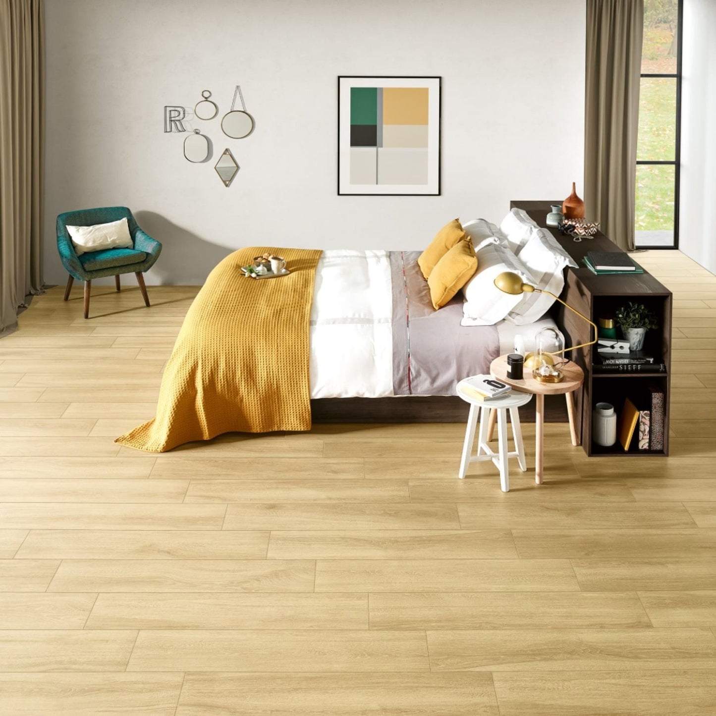 Quarto moderno decorado com pavimento cerâmico Love Tiles Timber Light Beige 20x100cm aplicado.
