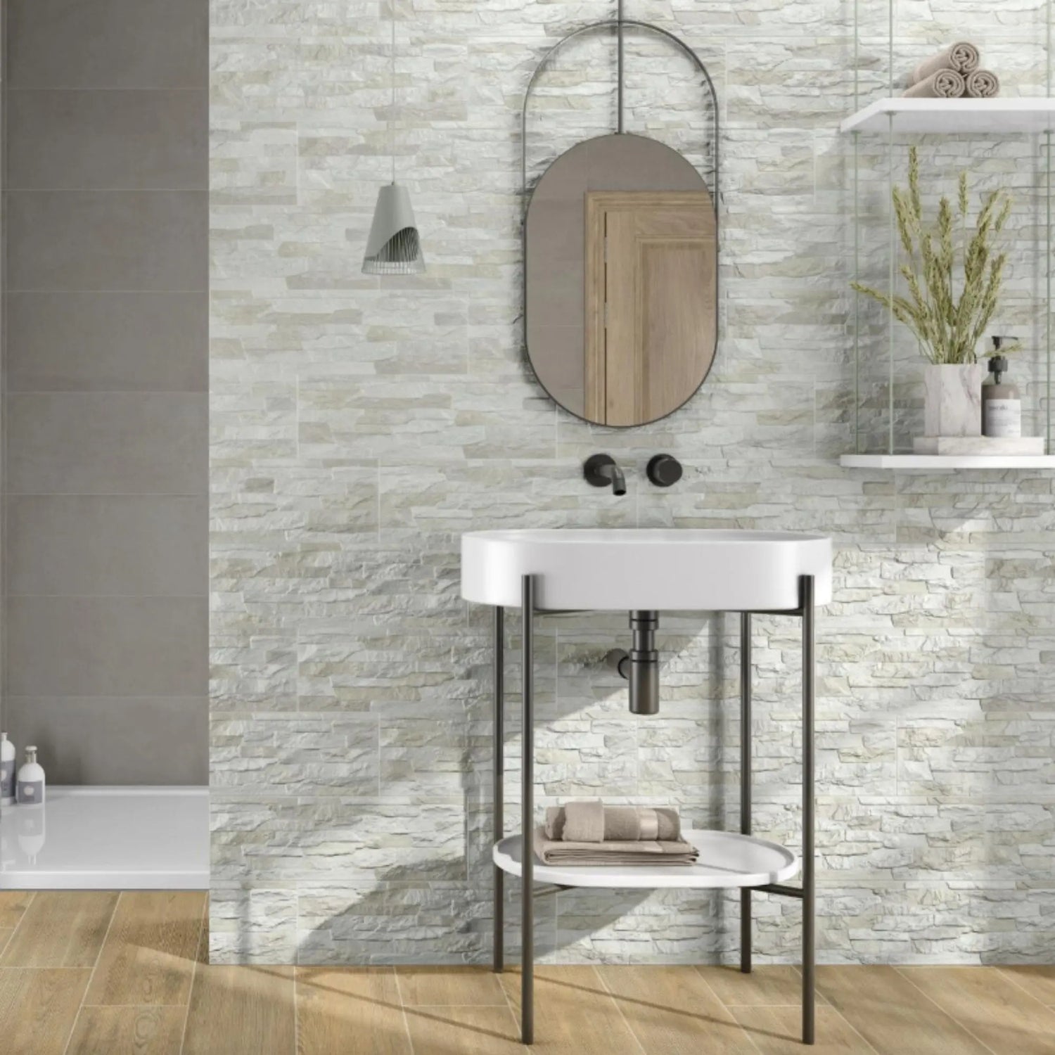 alt text= 'Revestimento cerâmico Titan Neutro 17x52 cm aplicado na parede de uma casa de banho, com design que imita pedra natural empilhada'
