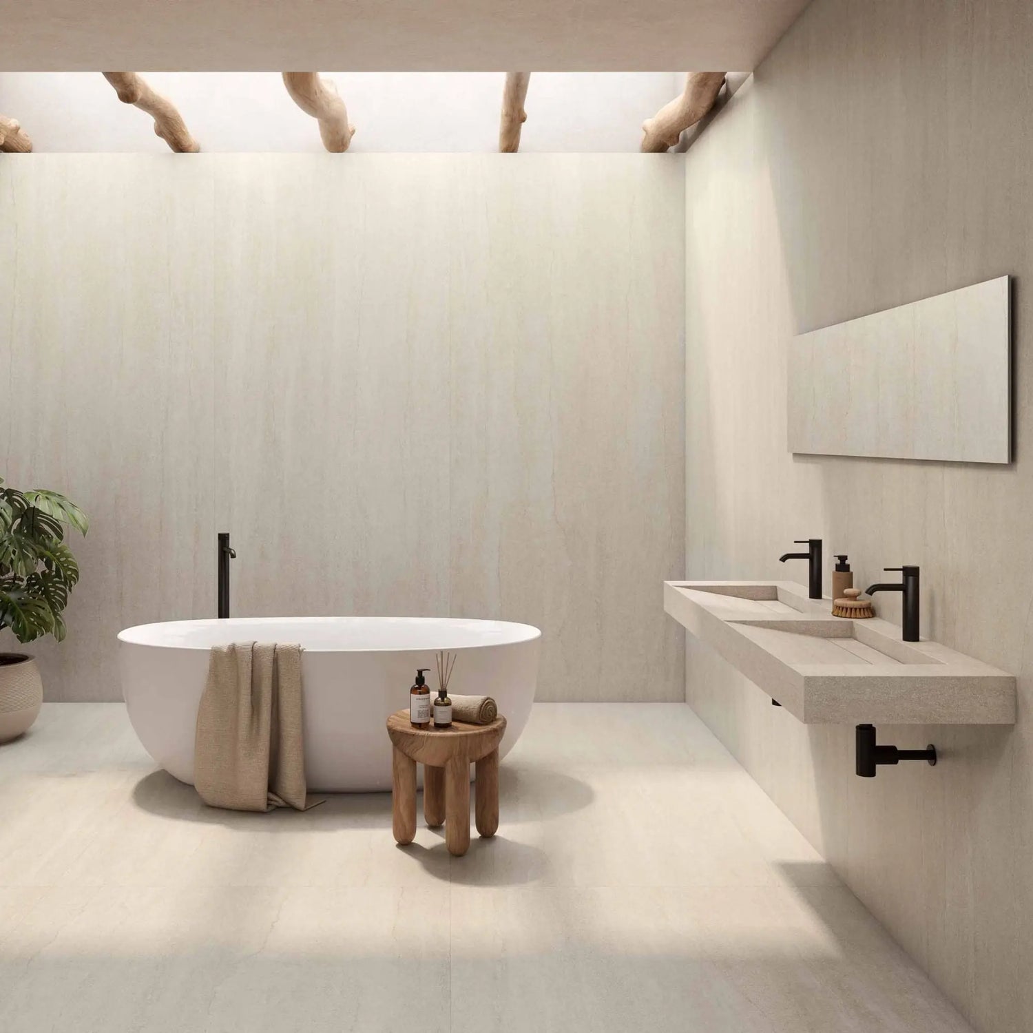 Casa de banho luxuosa com o cerâmico Serena Veincut Bone aplicado no pavimento e nas paredes, com uma banheira oval branca.