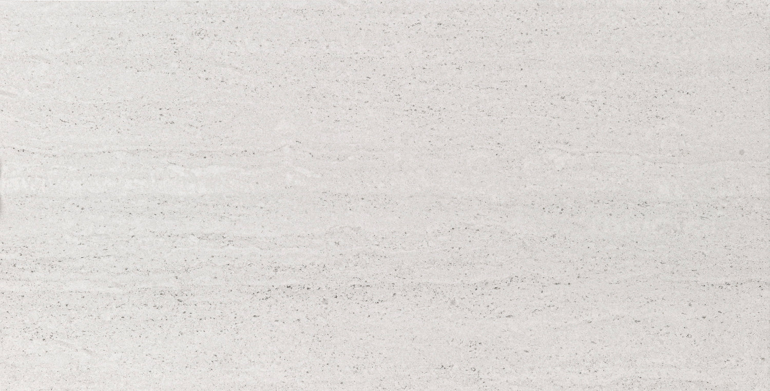 Detalhe do revestimento cerâmico Travertin Grey 30x60 cm, com o padrão que imita a textura e os veios do mármore travertino.