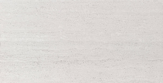 Detalhe do revestimento cerâmico Travertin Grey 30x60 cm, com o padrão que imita a textura e os veios do mármore travertino.