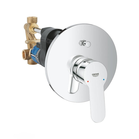Torneira de banheira de encastrar Grohe Bauedge cromada com manípulo monocomando e espelho circular.