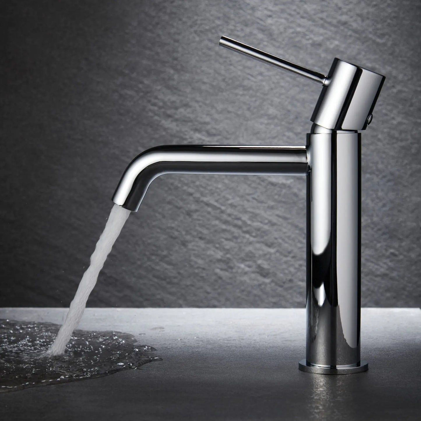 Adicione um toque de sofisticação ao seu espaço com a torneira MONZA da Imex em cromado. O seu design moderno e minimalista combina elegância e funcionalidade, adaptando-se perfeitamente a lavatórios de estilo contemporâneo.
