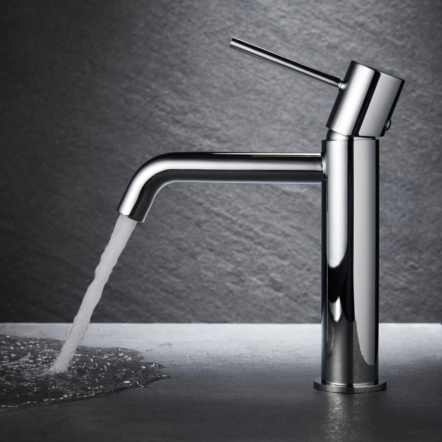 Adicione um toque de sofisticação ao seu espaço com a torneira MONZA da Imex em cromado. O seu design moderno e minimalista combina elegância e funcionalidade, adaptando-se perfeitamente a lavatórios de estilo contemporâneo.

