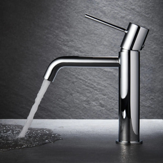 Adicione um toque de sofisticação ao seu espaço com a torneira MONZA da Imex em cromado. O seu design moderno e minimalista combina elegância e funcionalidade, adaptando-se perfeitamente a lavatórios de estilo contemporâneo.
